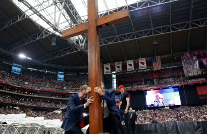 Donald Trump asistió al funeral de Charlie Kirk en Arizona bajo fuerte vigilancia federal