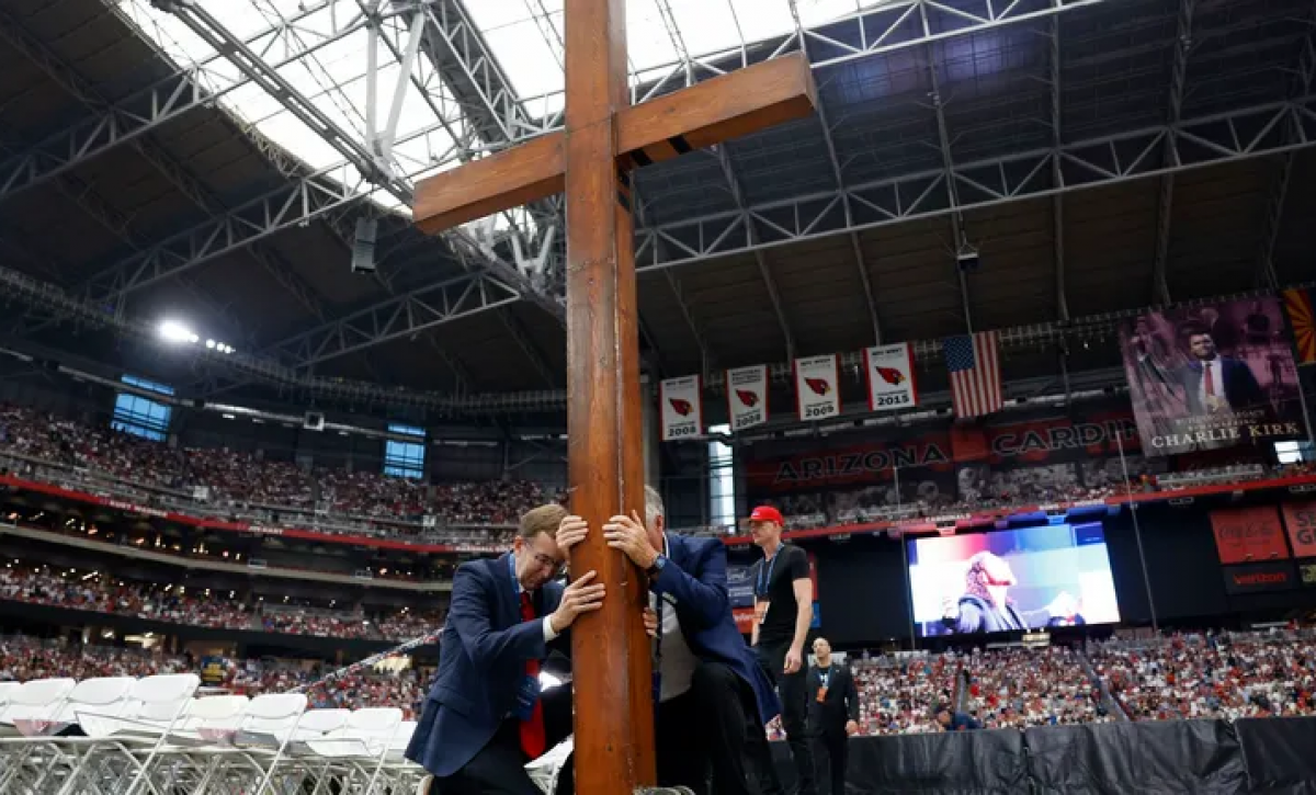 Donald Trump asistió al funeral de Charlie Kirk en Arizona bajo fuerte vigilancia federal