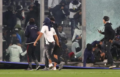Dos hinchas de Colo Colo murieron este 10 de abril de 2025 en Santiago, Chile, tras una avalancha en un acceso al Estadio Monumental