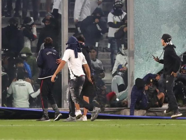 Dos hinchas de Colo Colo murieron este 10 de abril de 2025 en Santiago, Chile, tras una avalancha en un acceso al Estadio Monumental