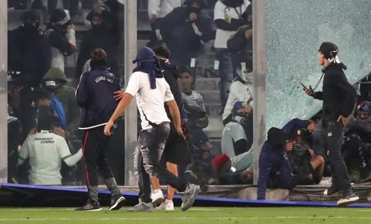 Dos hinchas de Colo Colo murieron este 10 de abril de 2025 en Santiago, Chile, tras una avalancha en un acceso al Estadio Monumental
