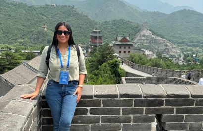La periodista manabita Mercedes Pita obtuvo una beca para conocer China. En esta imagen, visita la milenaria Gran Muralla.