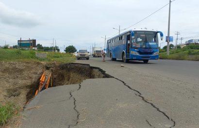 Con piedras escolleras se busca estabilizar el talud y luego rellenar.