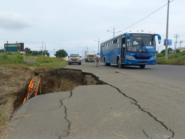 Con piedras escolleras se busca estabilizar el talud y luego rellenar.