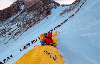 Tormenta de nieve deja a mil escaladores atrapados en el Monte Everest