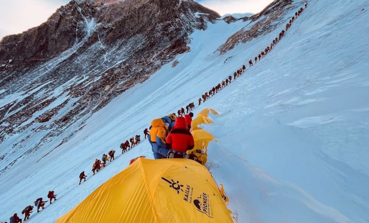 Tormenta de nieve deja a mil escaladores atrapados en el Monte Everest