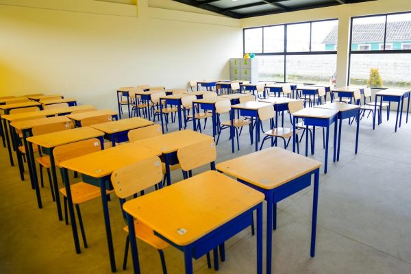 En barrios violentos de Guayaquil, se coordinan operativos con Policía y Fuerzas Armadas para resguardar a estudiantes y docentes en zonas críticas.