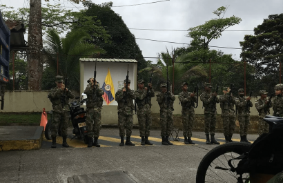 "Plan pistola" obliga a policías a ocultar su uniforme en Colombia