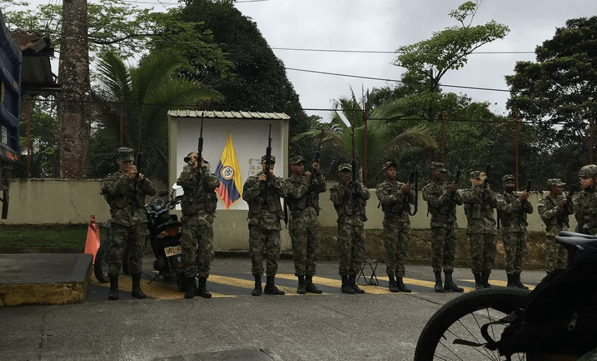 "Plan pistola" obliga a policías a ocultar su uniforme en Colombia
