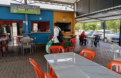 En el patio de comidas de la zona alta del Nuevo Tarqui, solo cinco comedores abren de los doce que hay en el lugar.