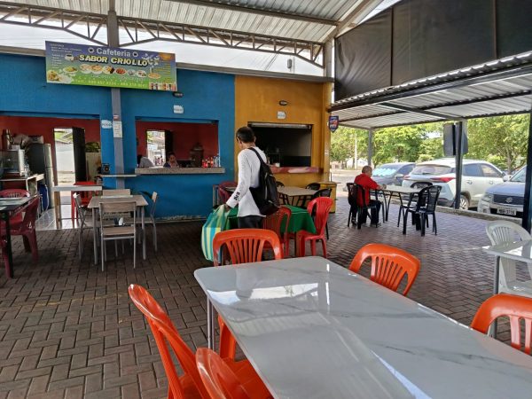 En el patio de comidas de la zona alta del Nuevo Tarqui, solo cinco comedores abren de los doce que hay en el lugar.
