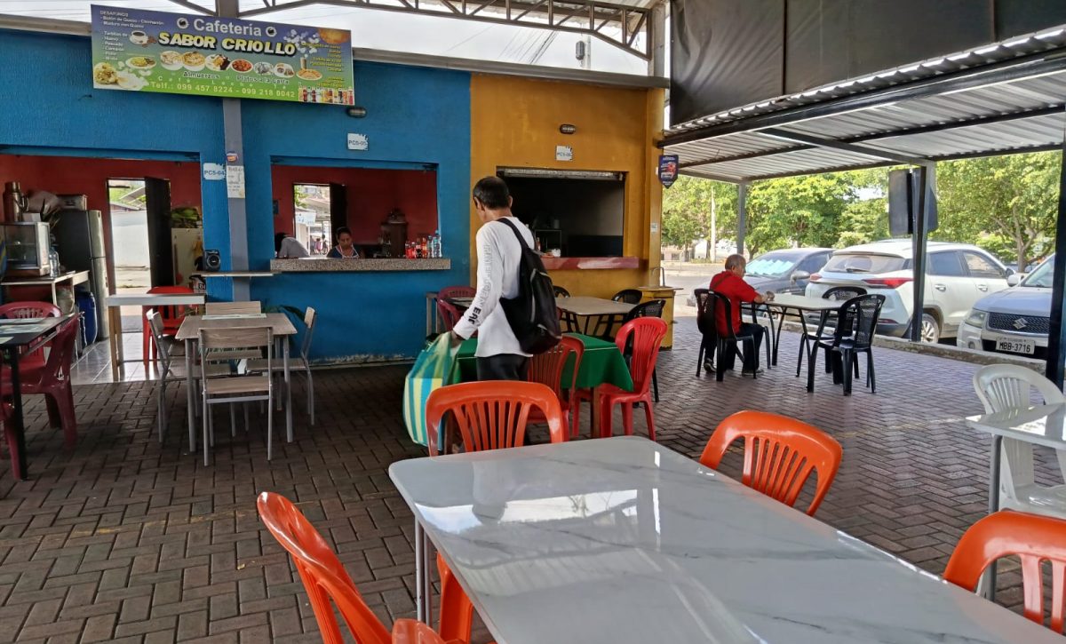 En el patio de comidas de la zona alta del Nuevo Tarqui, solo cinco comedores abren de los doce que hay en el lugar.