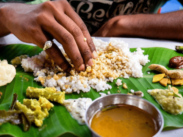 Por qué en la India es costumbre comer con los dedos, según la tradición