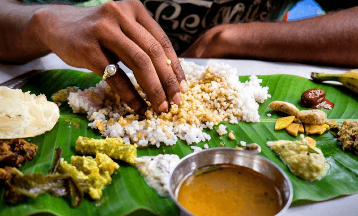 Por qué en la India es costumbre comer con los dedos, según la tradición
