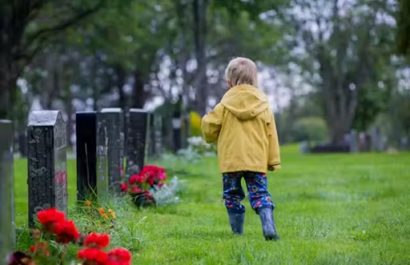 La difícil tarea de comunicar la muerte a un niño: Guía para abordar el tema con sensibilidad