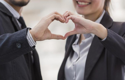 Relaciones amorosas en el trabajo: implicaciones legales y organizacionales