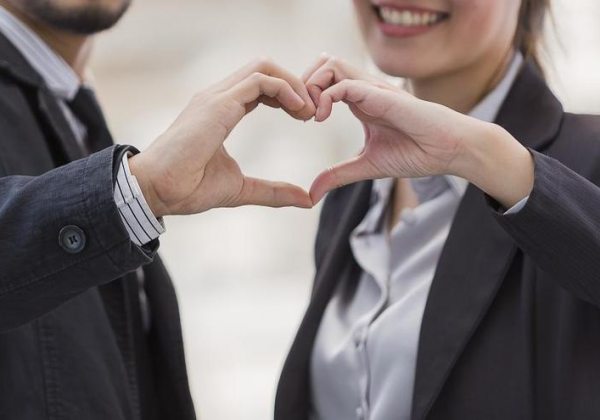 Relaciones amorosas en el trabajo: implicaciones legales y organizacionales