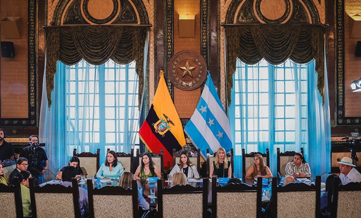 Guayaquil amplía plazo para regularizar rejas y celebra a 8 personalidades con preseas cívicas