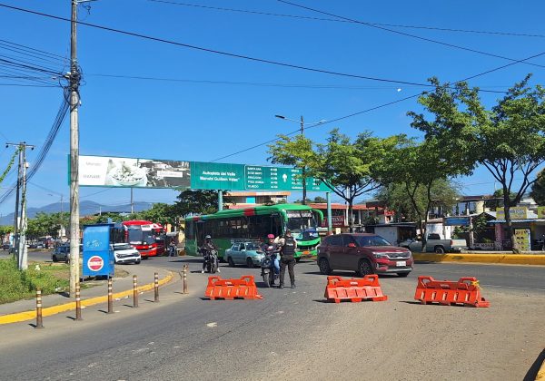 La avenida Urbina se encuentra cerrada desde el redondel de La Producción. Personal de la Policía Nacional y agentes de Portovial, realizan el control.