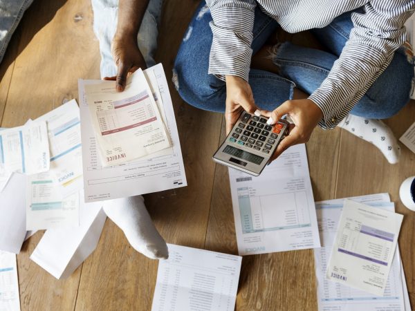 Nueve de cada diez ecuatorianos enfrentan deudas y no logran ahorrar, según informe