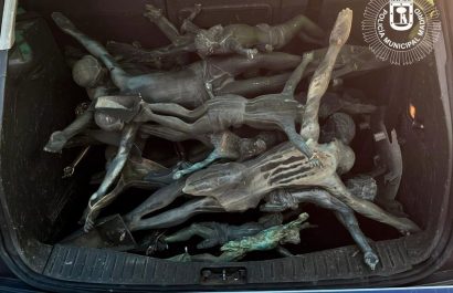 Arrestados por sustraer 32 crucifijos de bronce de cementerios: uno de los implicados es menor de edad