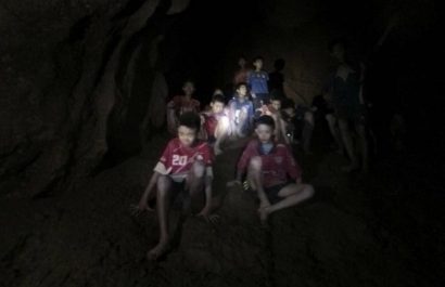 Envueltos por la implacable montaña y rodeados por la oscuridad, los niños y su entrenador perdieron todo sentido del tiempo.