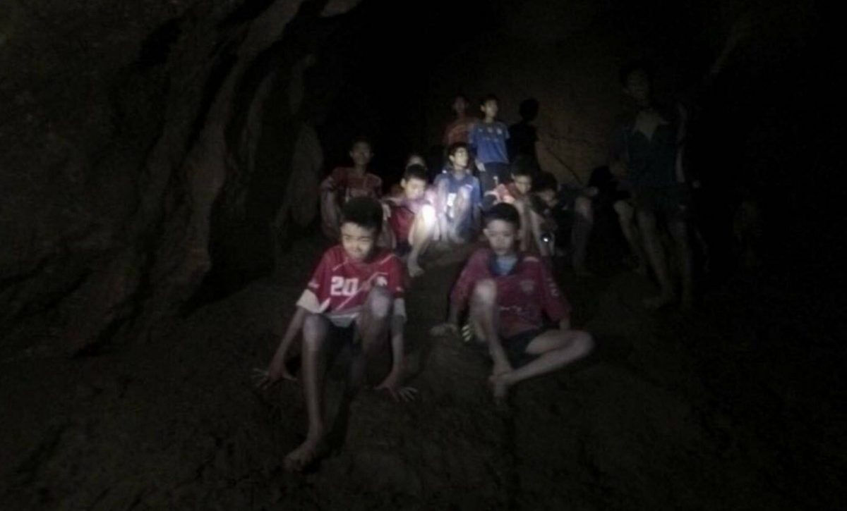 Envueltos por la implacable montaña y rodeados por la oscuridad, los niños y su entrenador perdieron todo sentido del tiempo.