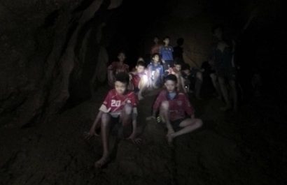Envueltos por la implacable montaña y rodeados por la oscuridad, los niños y su entrenador perdieron todo sentido del tiempo.