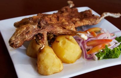 El cuy asado es un plato tradicional en la Sierra ecuatoriana.