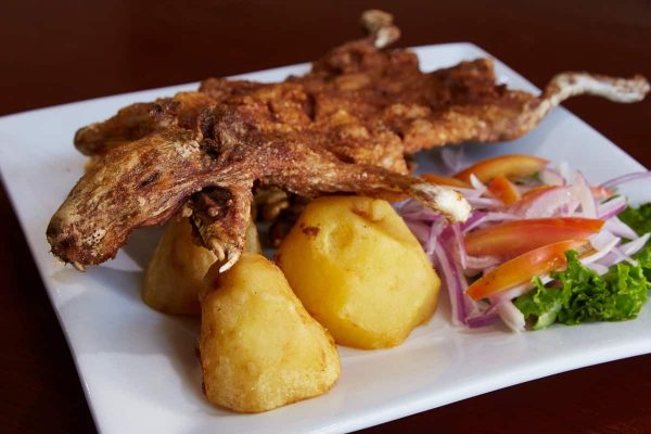 El cuy asado es un plato tradicional en la Sierra ecuatoriana.