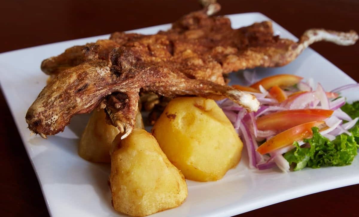 El cuy asado es un plato tradicional en la Sierra ecuatoriana.