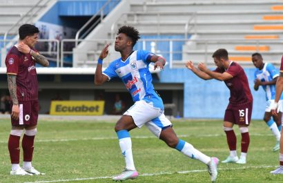 Daniel Valencia celebra uno de los dos goles que anotó ante Vinotinto.