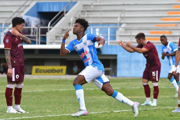Daniel Valencia celebra uno de los dos goles que anotó ante Vinotinto.