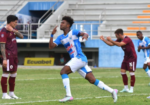 Daniel Valencia celebra uno de los dos goles que anotó ante Vinotinto.