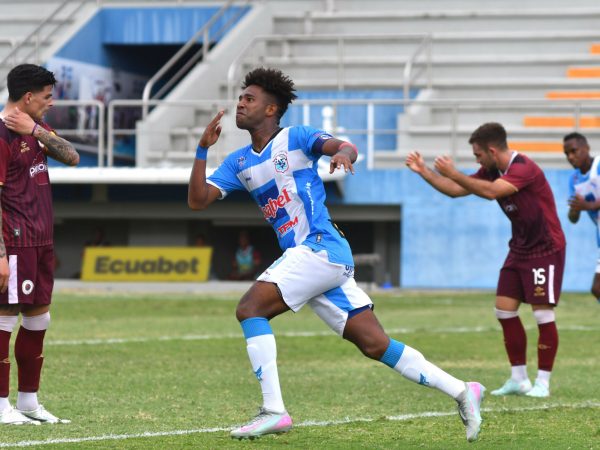Daniel Valencia celebra uno de los dos goles que anotó ante Vinotinto.