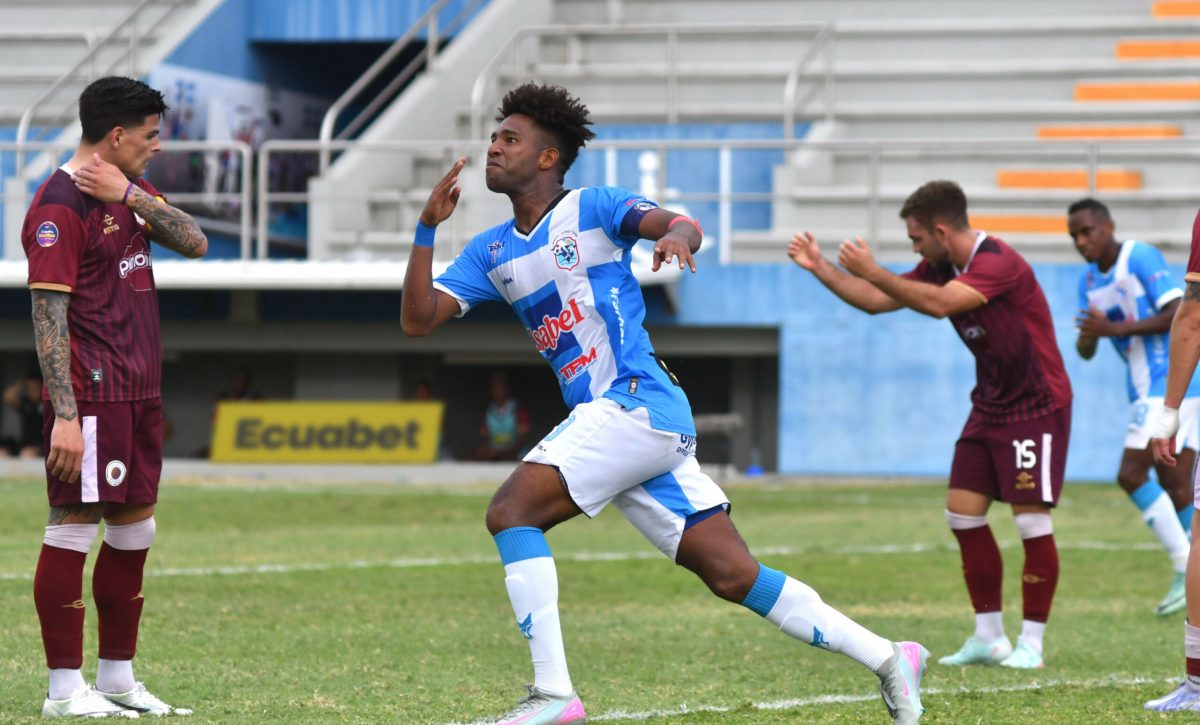 Daniel Valencia celebra uno de los dos goles que anotó ante Vinotinto.