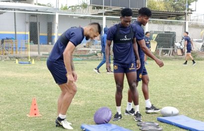 Jugadores de Delfín SC durante un entrenamiento.