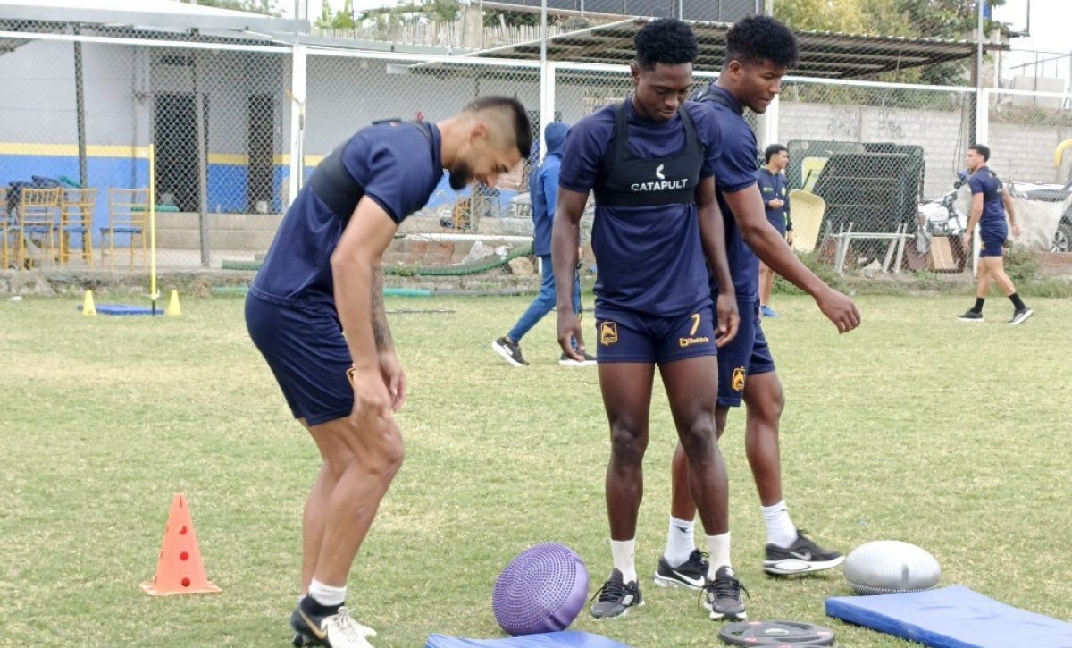 Jugadores de Delfín SC durante un entrenamiento.
