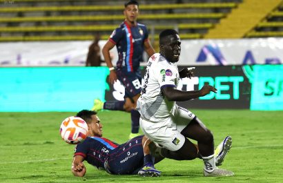 Josué Cuero, jugador de Delfín SC en el partido ante El Nacional.