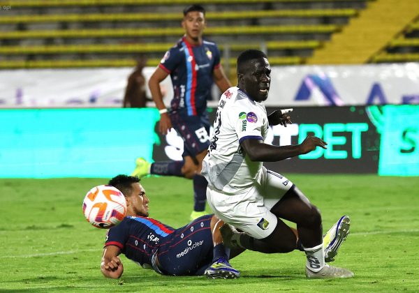Josué Cuero, jugador de Delfín SC en el partido ante El Nacional.