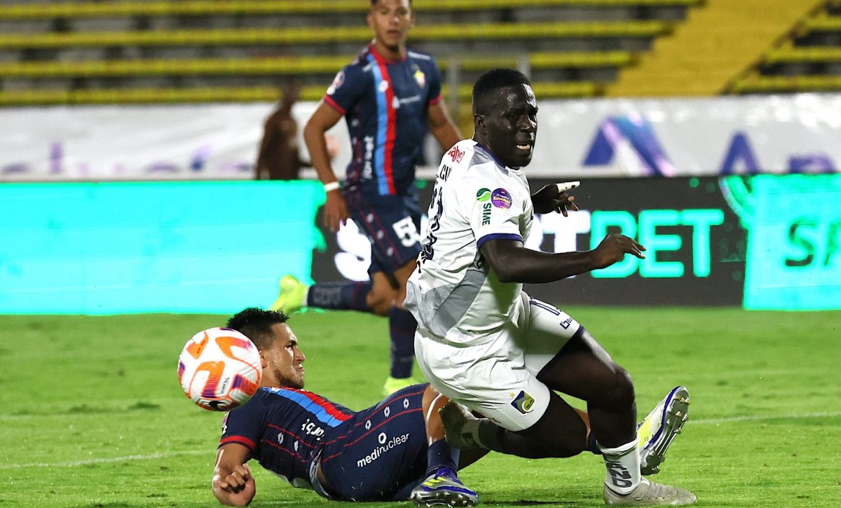 Josué Cuero, jugador de Delfín SC en el partido ante El Nacional.
