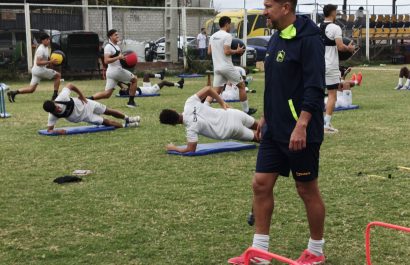 Patricio Urrutia, técnico de Delfín SC durante un entrenamiento.
