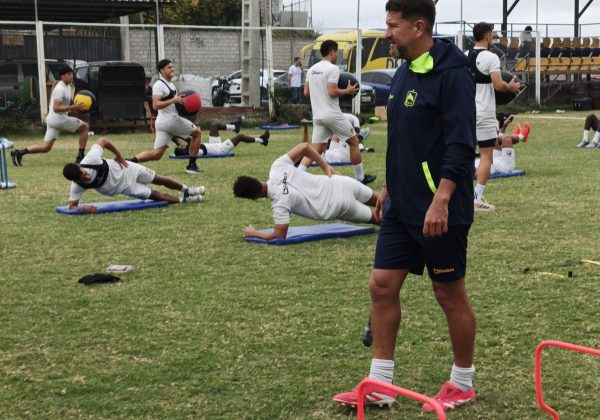 Patricio Urrutia, técnico de Delfín SC durante un entrenamiento.