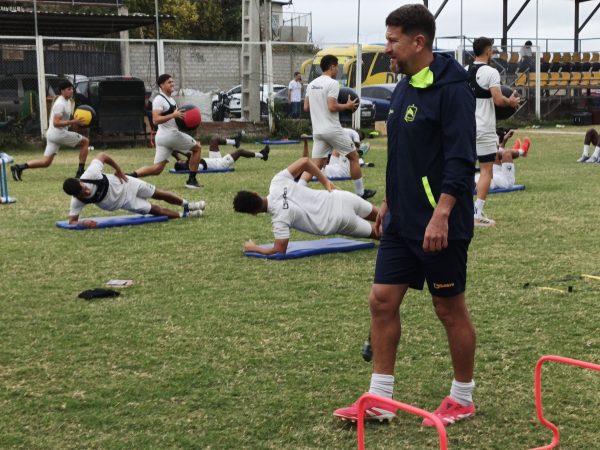 Patricio Urrutia, técnico de Delfín SC durante un entrenamiento.