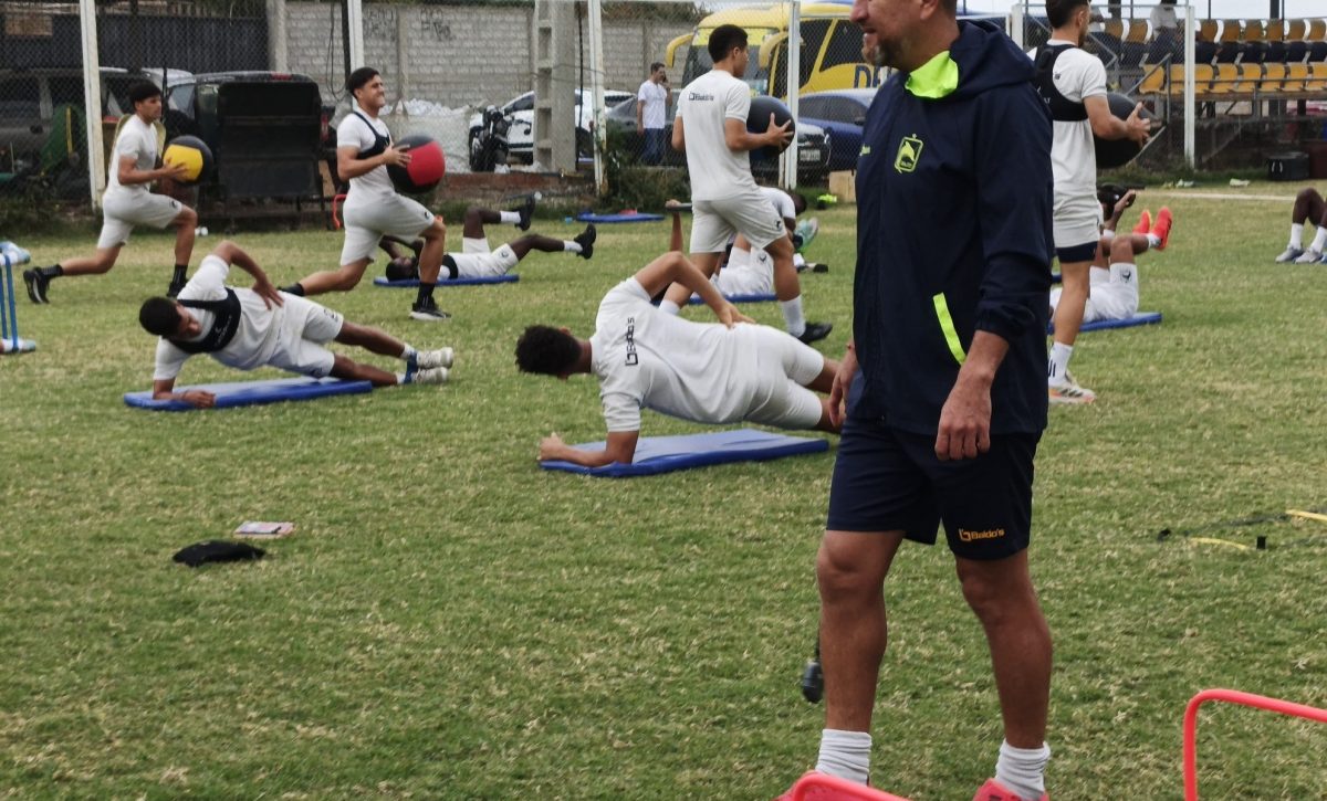 Patricio Urrutia, técnico de Delfín SC durante un entrenamiento.