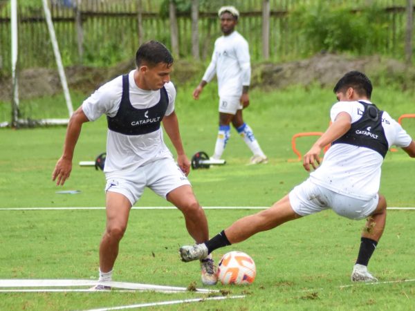 Jugadores de Delfín SC durante un entrenamiento.