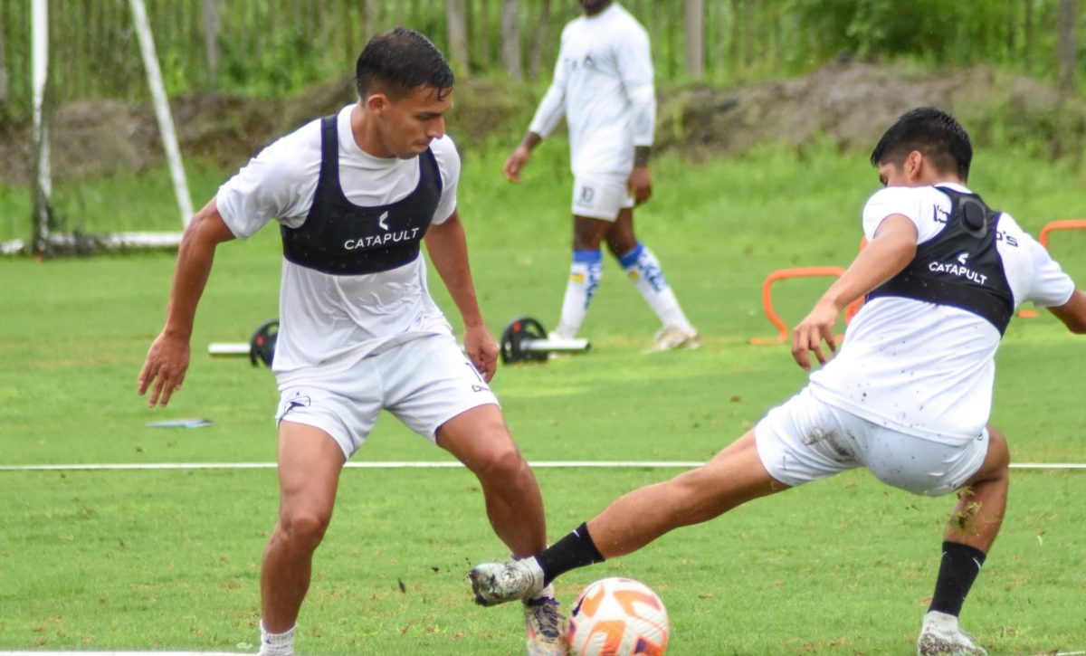 Jugadores de Delfín SC durante un entrenamiento.