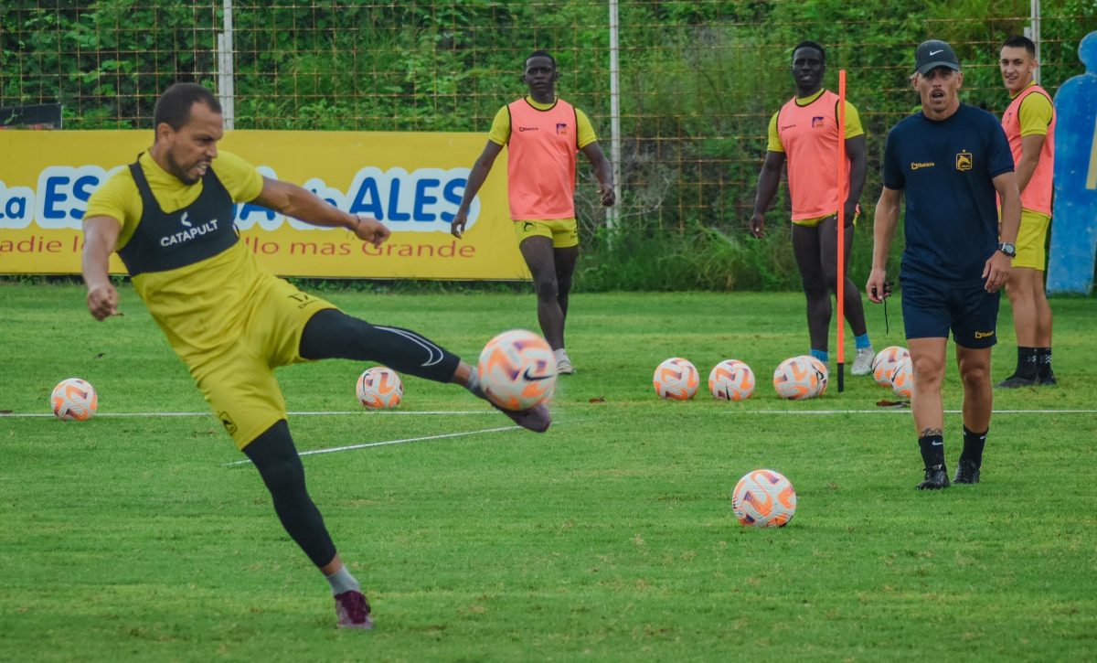 Édison Vega, jugador de Delfín