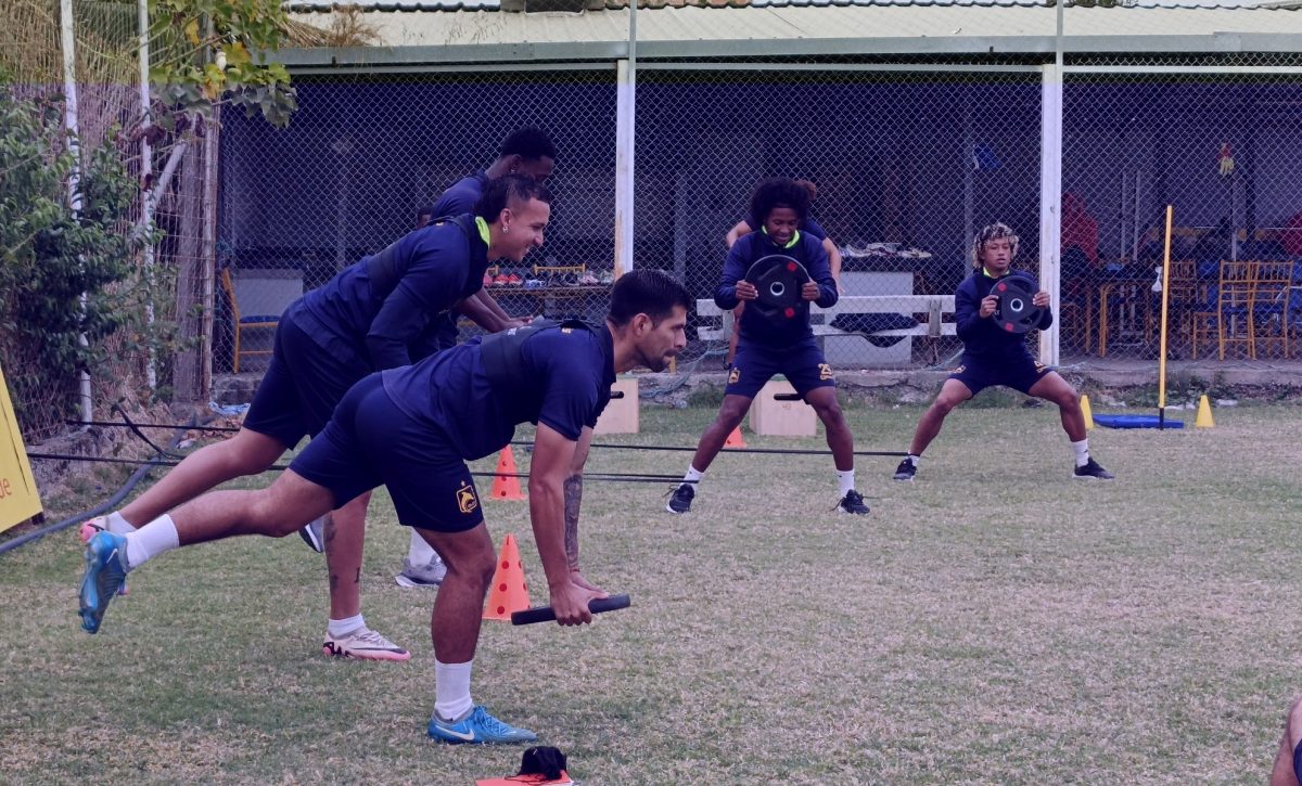 Jugadores de Delfín SC en un entrenamiento.