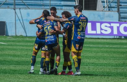 Jugadores de Delfín SC celebran un gol.